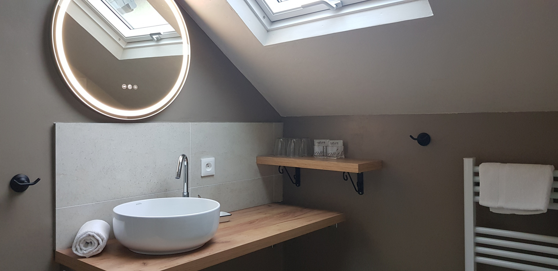bathroom - Comfortable guest rooms 7 minutes from the 24-hour race circuit
