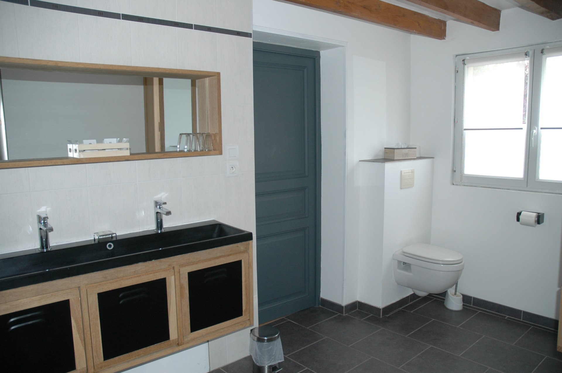 bathroom - Comfortable guest rooms 7 minutes from the 24-hour race circuit