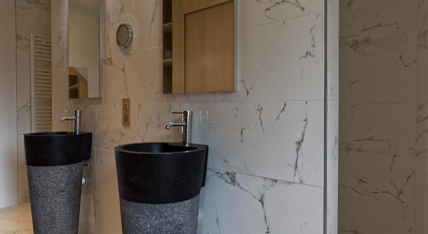 salle de bain- domaine à 15mn du circuit salle de bain- domaine à 15mn du circuit