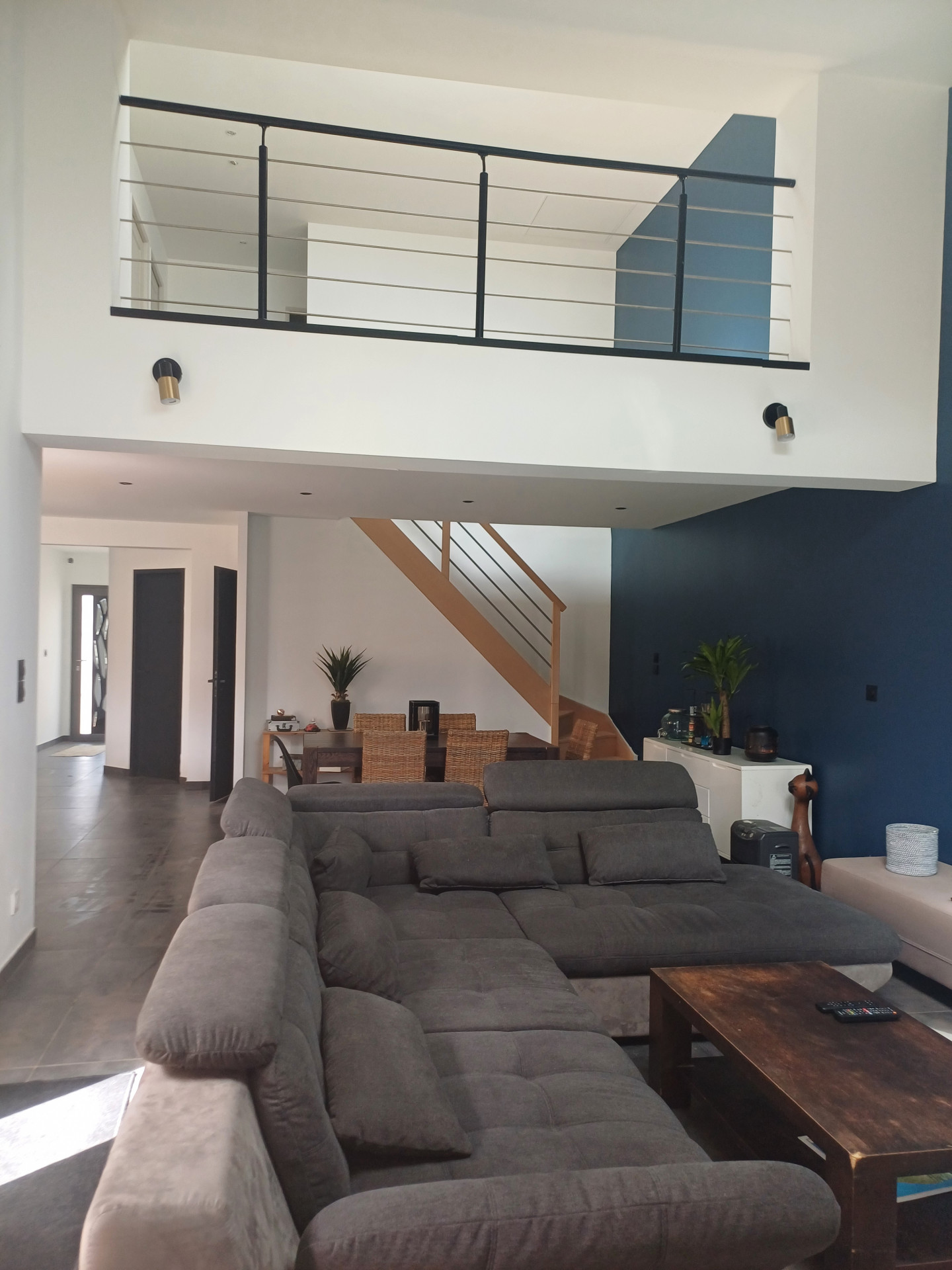 living room - 2 minutes from the 24-hour circuit