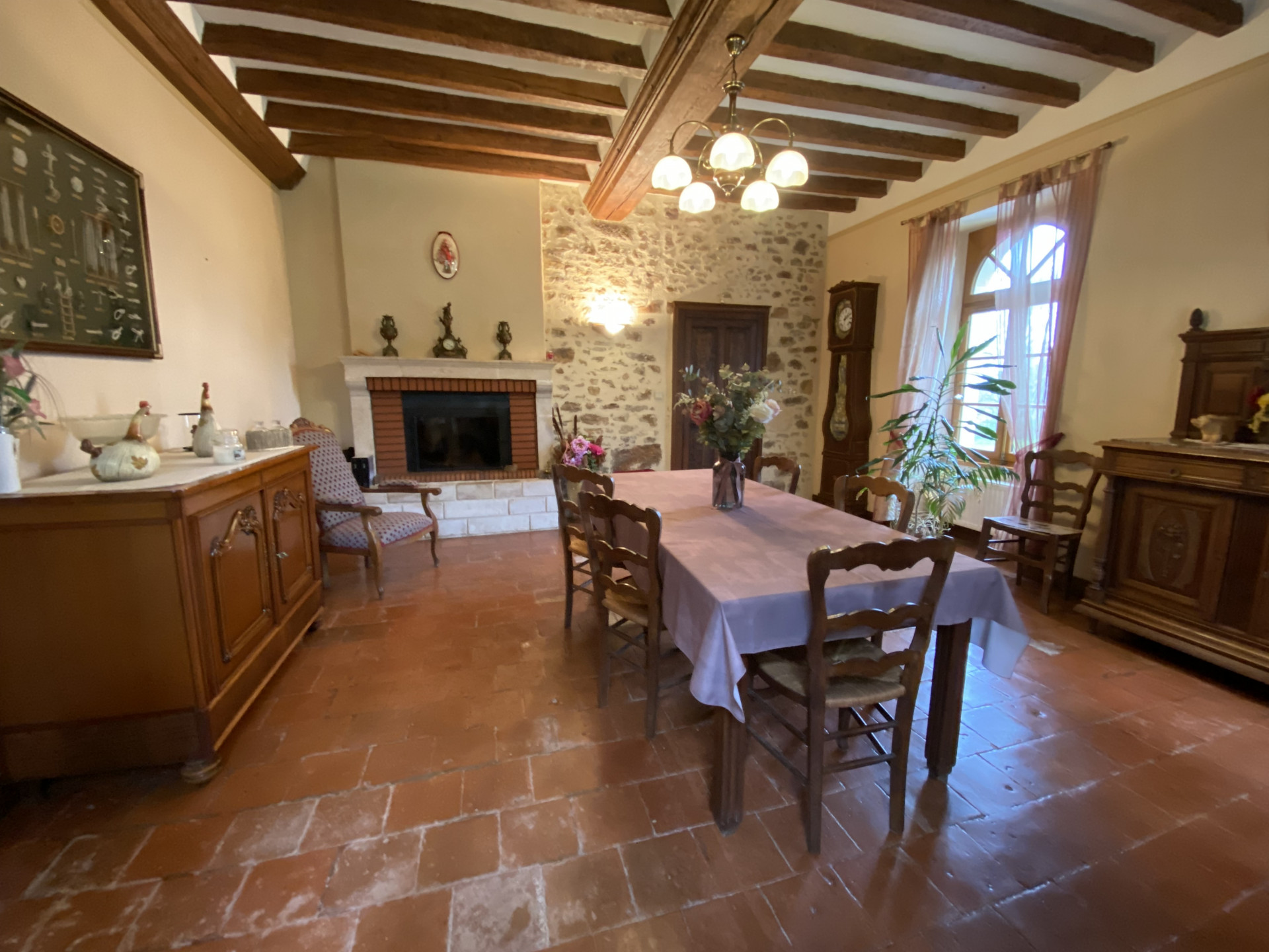 living room Stay - 15 min from the circuit