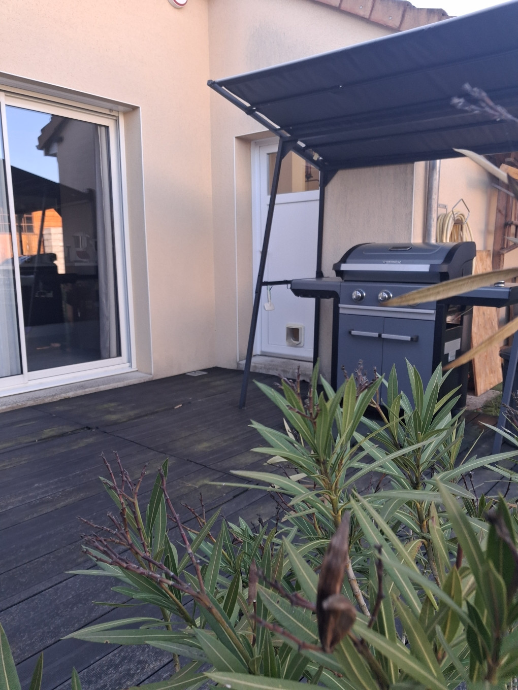 Terrasse/barbecue -- 3 chambres d'hôtes à 20 minutes du circuit des 24H