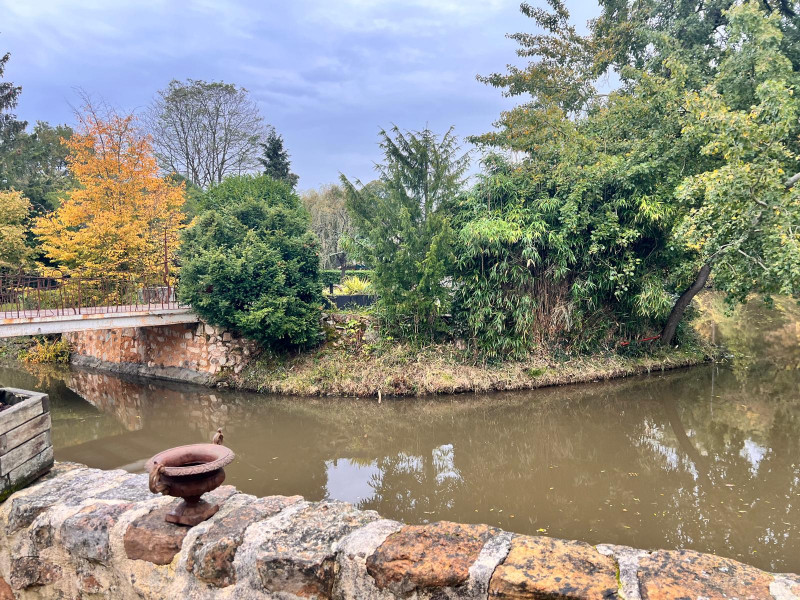 on the banks of the Sarthe on the banks of the Sarthe