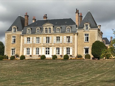 Castle seen from the outside  castle-circuit