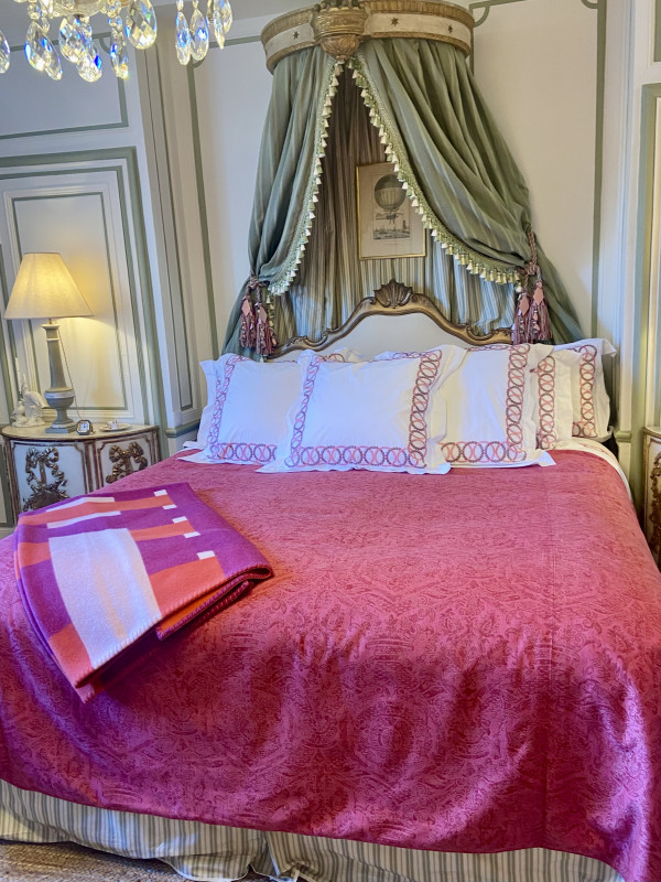 pink room Château de la Chevallerie pink room Château de la Chevallerie