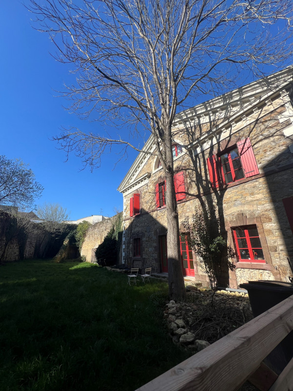 Demeure de 4 chambres avec salles de bain en centre ville du Mans