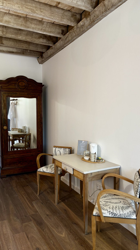 domaine-du-petit-tertre-chambre-lin-table-19292