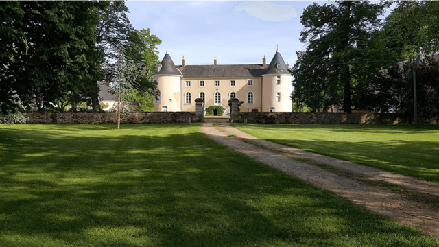 Façade_et_jardin_hôtes_24h_lemans_château