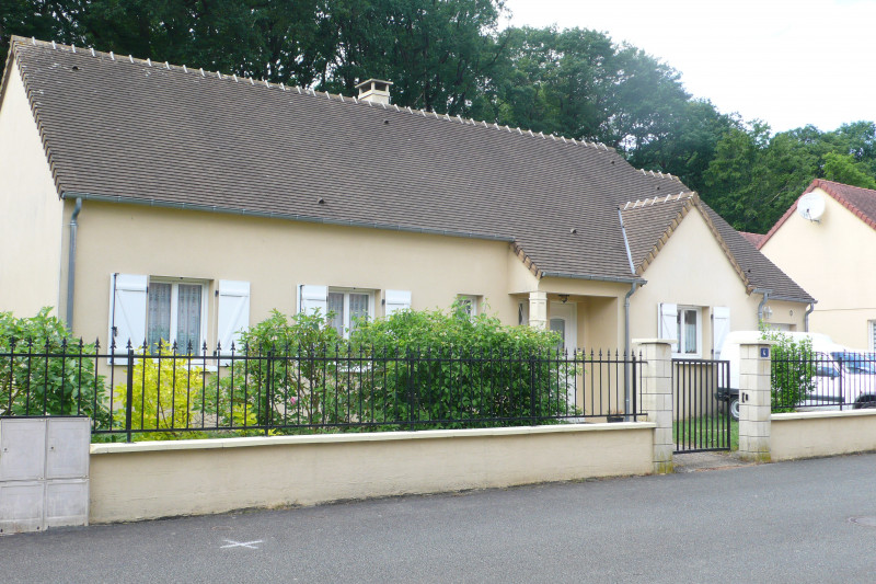 Guest house facade for the 24 Hours of Le Mans Chambres-hôtes-lemans-circuit-B&B