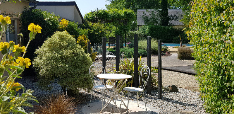 jardin - Confortables chambres d'hôtes à 7 minutes du circuit des 24 heures jardin - Confortables chambres d'hôtes à 7 minutes du circuit des 24 heures