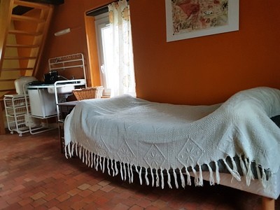 single bed single_bed_guestshouse_24h_lemans_cottage