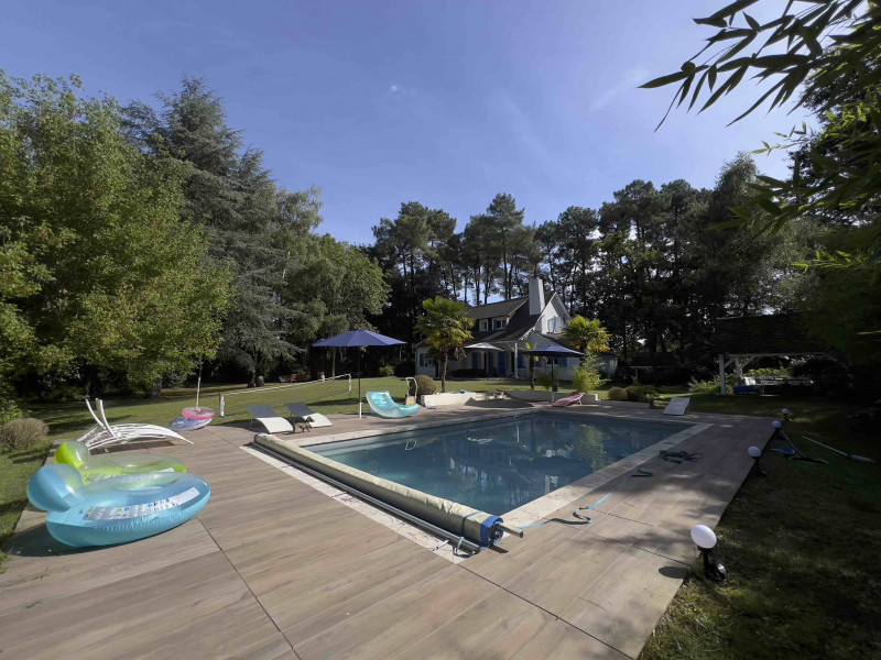  	swimming pool - 12mn from the 24h circuit
