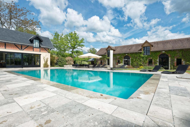 Piscine à débordement - domaine à 15mn du circuit Piscine à débordement - domaine à 15mn du circuit