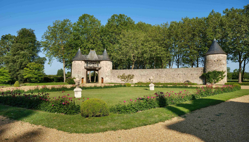 Porche et mur d enceinte