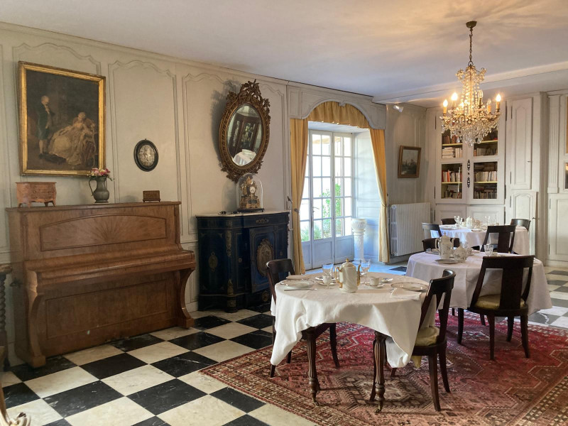 Salle à manger - 30 mn du circuit des 24H Salle à manger - 30 mn du circuit des 24H