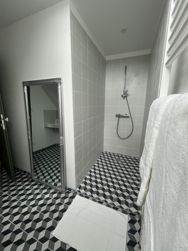 Bathroom 1 - 55 min from circuit Bathroom 1 - 55 min from circuit