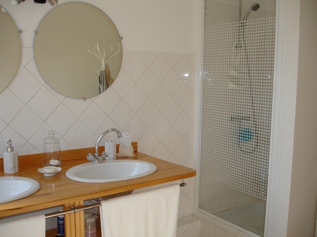 bathroom bathroom_guestshouse_24h_lemans_b&b