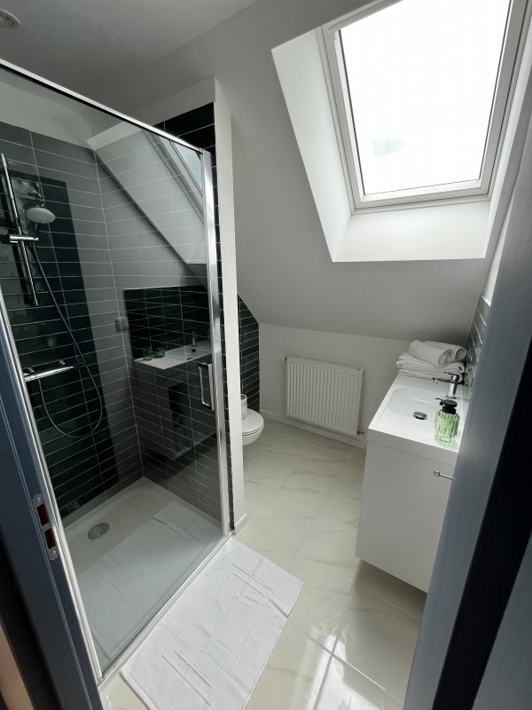 Bathroom 2 - 55 min from circuit	 Bathroom 2 - 55 min from circuit