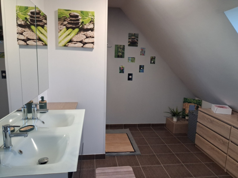 salle de bain -- 3 chambres d'hôtes à 20 minutes du circuit des 24H salle de bain -- 3 chambres d'hôtes à 20 minutes du circuit des 24H