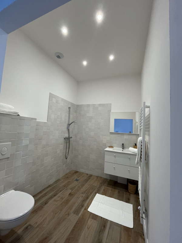 Bathroom 4- 55 min from circuit	 Bathroom 4- 55 min from circuit