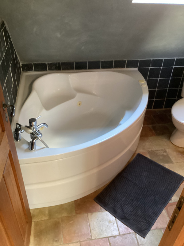 bathroom - 3 bedroom house 25 minutes from the circuit bathroom - 3 bedroom house 25 minutes from the circuit