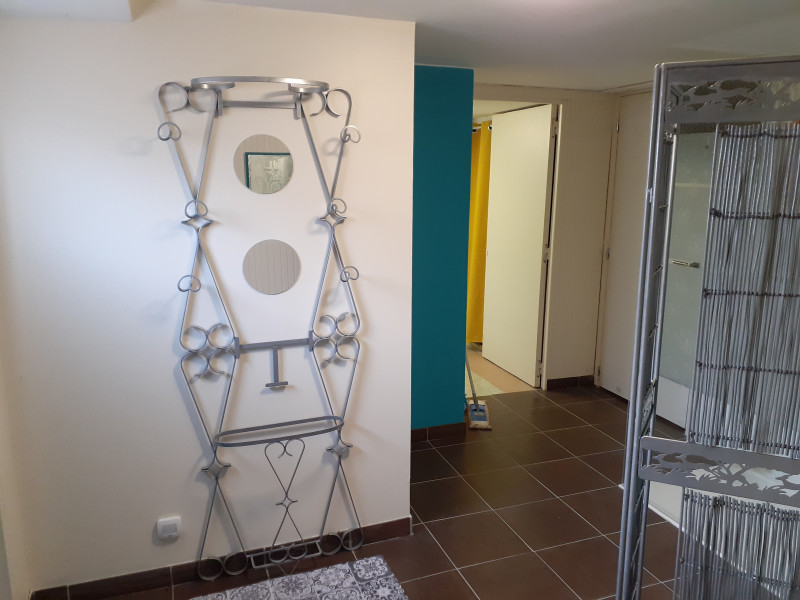 bathroom - independent studio north of the circuit