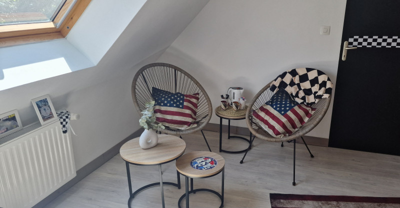 Living room - 20 minutes from the circuit