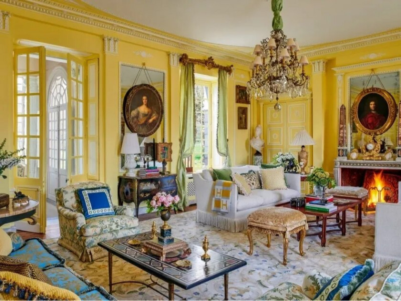 yellow living room Château de la Chevallerie yellow living room Château de la Chevallerie