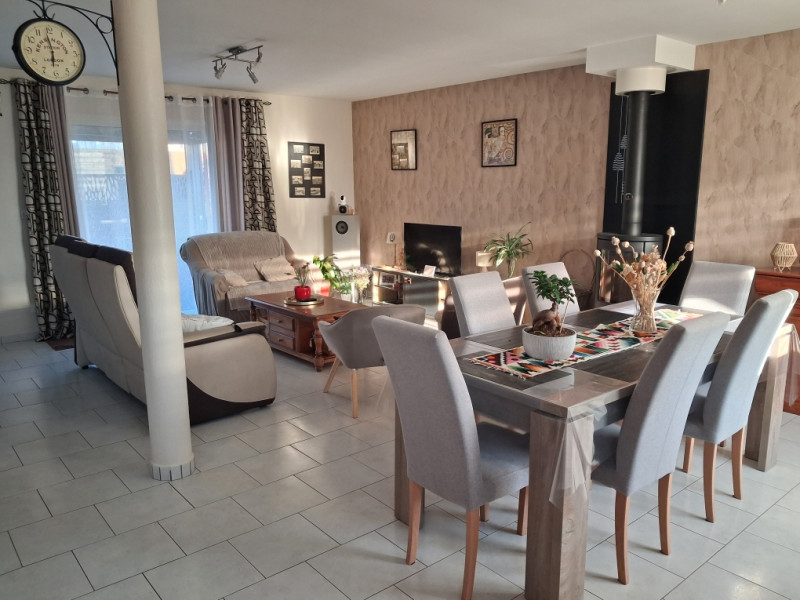 Salon / salle a manger -- 3 chambres d'hôtes à 20 minutes du circuit des 24H Salon / salle a manger -- 3 chambres d'hôtes à 20 minutes du circuit des 24H