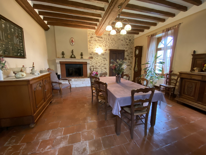 living room Stay - 15 min from the circuit